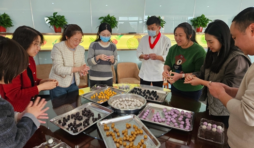 滾湯圓、猜燈謎、制花燈~~元宵節(jié)就要這樣過